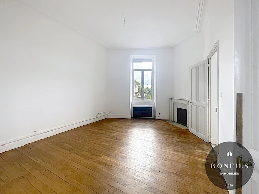 A LOUER AVIGNON INTRAMUROS ( 84000 ) : Appartement non meublé - 4 pièces - 1er étage - charme de l'ancien ! - 6