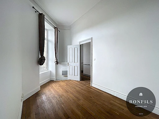 A LOUER AVIGNON INTRAMUROS ( 84000 ) : Appartement non meublé - 4 pièces - 1er étage - charme de l'ancien ! - 7