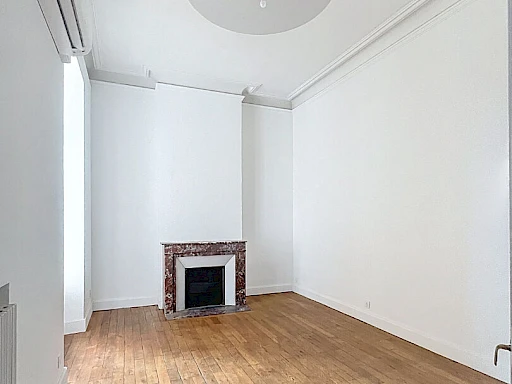 A LOUER AVIGNON INTRAMUROS ( 84000 ) : Appartement 3 pièces non meublé - avec balcon ! - 4