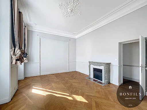 A LOUER AVIGNON INTRAMUROS ( 84000 ) : Appartement 3 pièces non meublé - avec balcon ! - 2