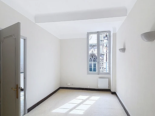 A LOUER AVIGNON (84000) INTRAMUROS : APPARTEMENT 2 PIECES NON MEUBLE - QUARTIER RUE PAUL SAIN - 4
