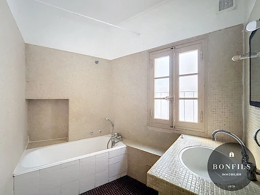 A LOUER AVIGNON INTRAMUROS (84000): T4 non meublé -au charme de l'ancien - 2chambres - 702.38CC - 7
