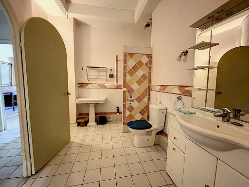 A LOUER AVIGNON INTRAMUROS ( 84000 ) : T2 meublé - 64.46m² - terrasse - rue agricole Perdiguier ! - 10