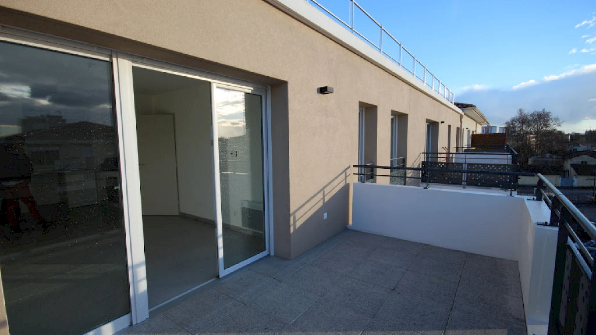 A LOUER AVIGNON (84000) - ROUTE DE LYON : T2 - 37.70 m2 - dernier étage ascenseur - avec terrasse et 1 garage !