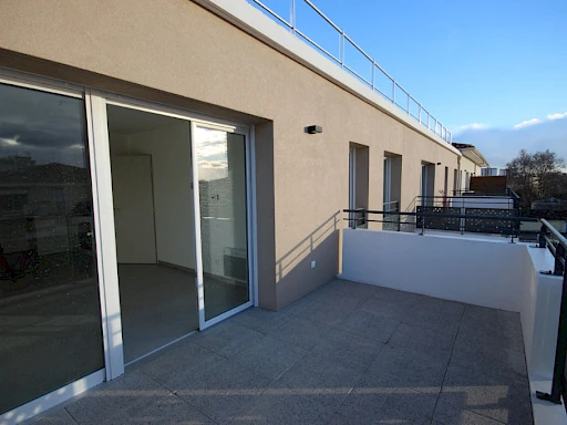 A LOUER AVIGNON (84000) - ROUTE DE LYON : T2 - 37.70 m2 - dernier étage ascenseur - avec terrasse et 1 garage !