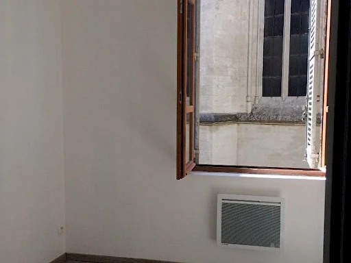 A LOUER AVIGNON INTRAMUROS (84000) : charmant T2 non meublé- 31.15m2