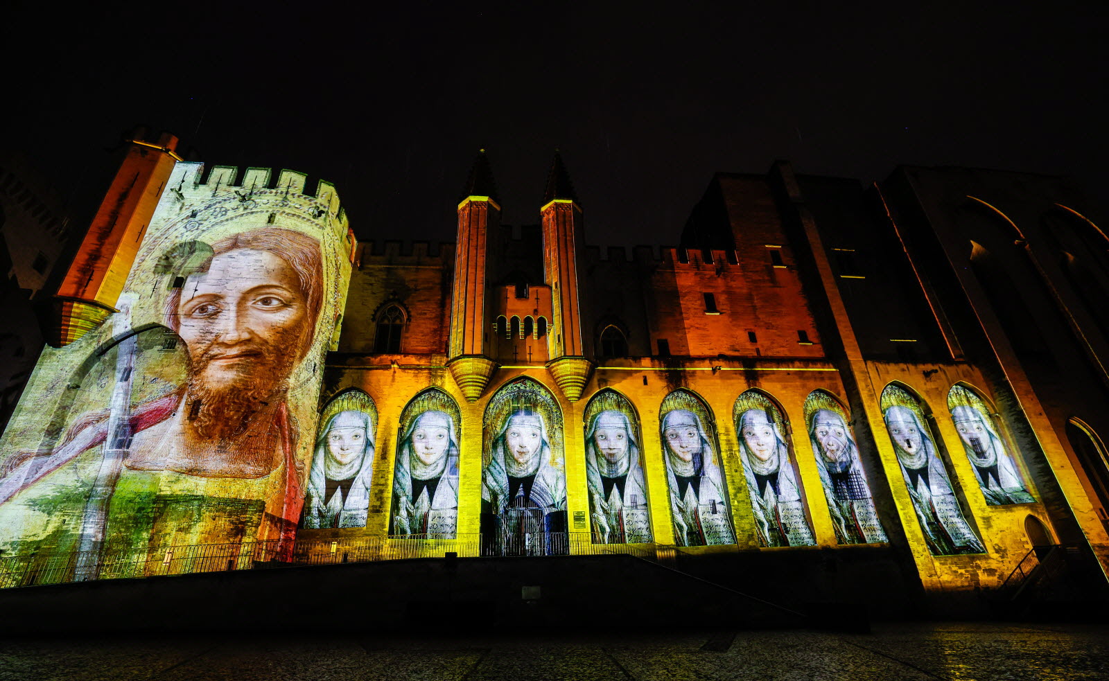 Quand le Palais des Papes s’illumine : « Le Grand Mix », le son et lumière qui enchante Avignon cet hiver