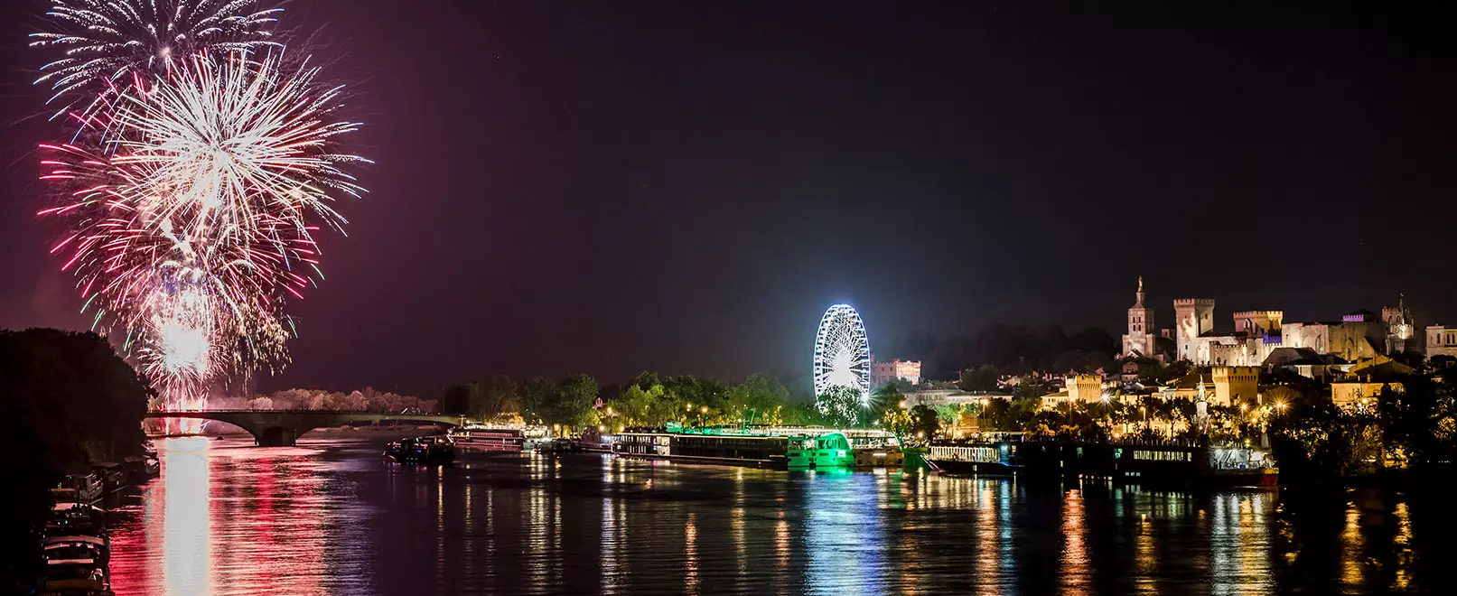 Un feu d’artifice grandiose illumine le pont d’Avignon et rassemble des milliers de spectateurs